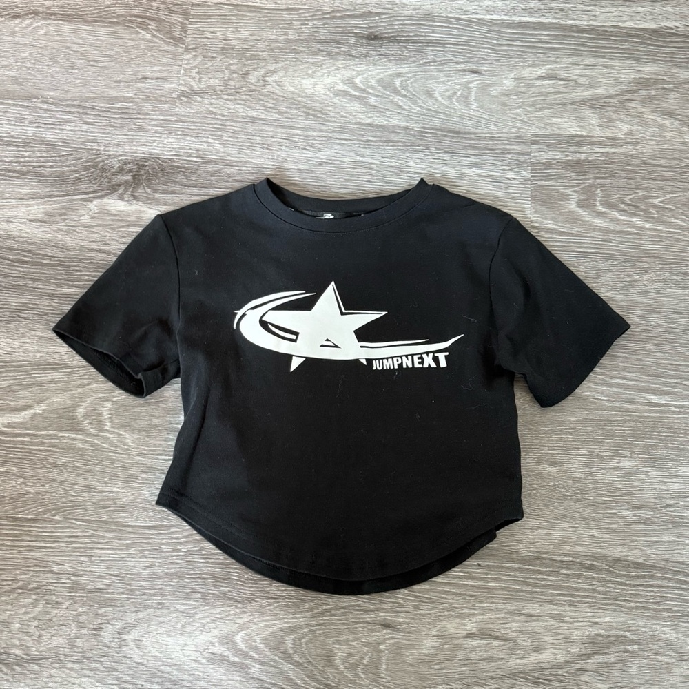 Black crop top graphic shirt